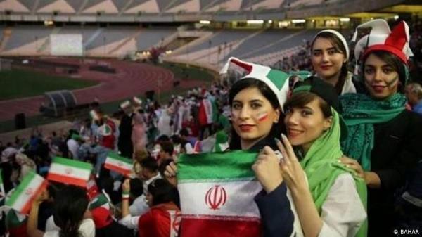 بسبب "شورت مساعدة الحكم".. إيران تقطع بث مباراة كرة قدم مئة مرة!
